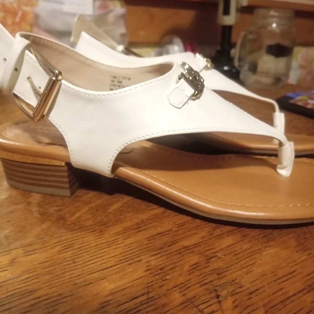 Chic White Leather Sandals for Women